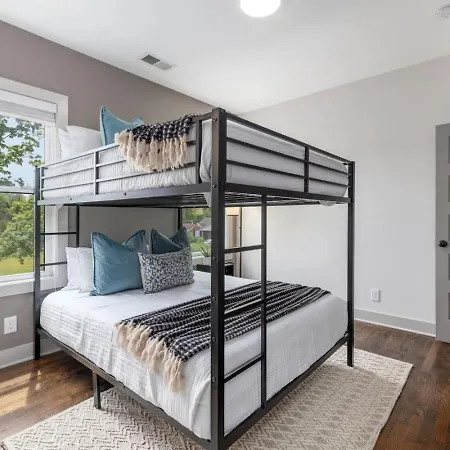 House With Rooftop Patio, Next To A Park, 3 Miles To Downtown Holiday home *