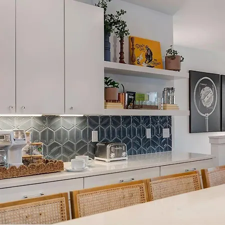 Elegant With Downtown Views Rooftop Hot Tub And Garage Holiday home