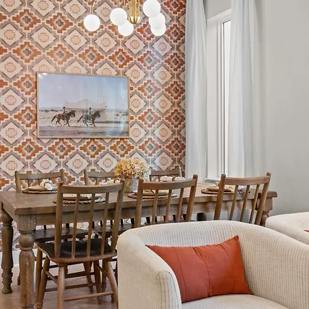 The Velvet Spur - Rooftop Retreat Near Germantown Holiday home