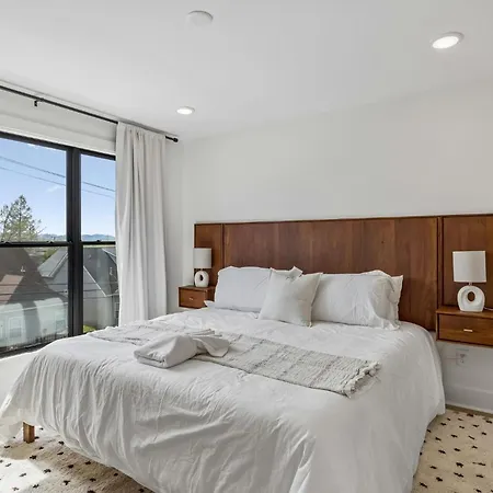 Holiday home Contemporary Townhome Rooftop Hot Tub & Fireplace