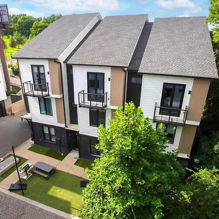 2 Units Sleeps 24 Nashville's Location * Nashville