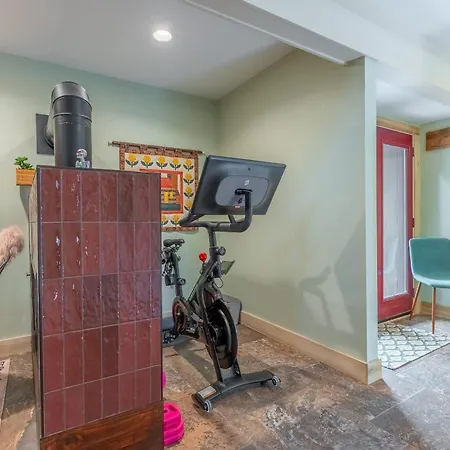 The Magic Cottage- Artsy Escape With Hot Tub & Charm
