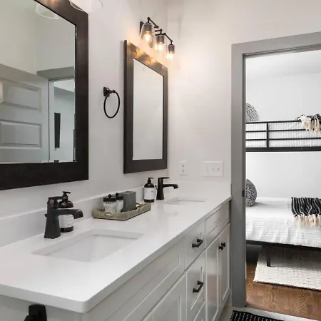 House With Rooftop Patio, Next To A Park, 3 Miles To Downtown