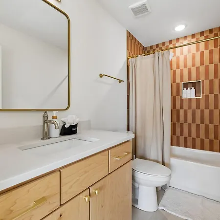 Fancy Townhouse With Rooftop Hot Tub & Fireplace