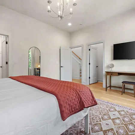 The Velvet Spur - Rooftop Retreat Near Germantown Holiday home Nashville