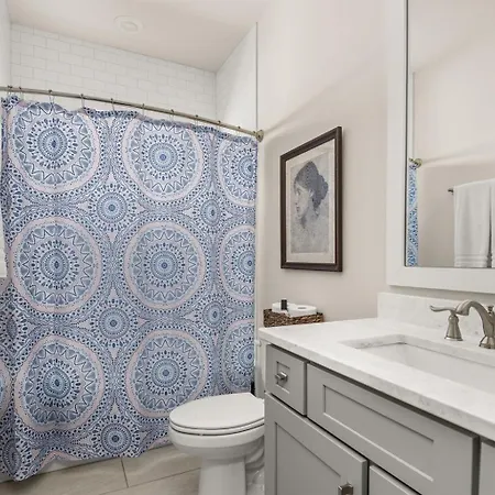 The Blue Note - Luxe Outdoor Retreat & Pool - Close To Downtown Holiday home