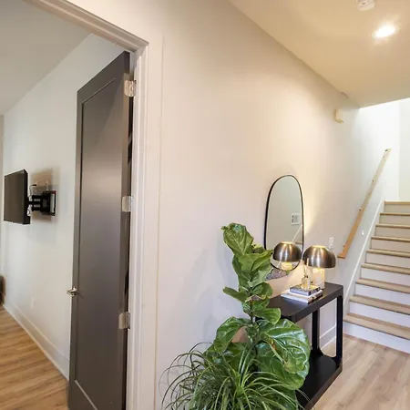 The Amenities | Heated Pool | 7 Mins-broadway Holiday home