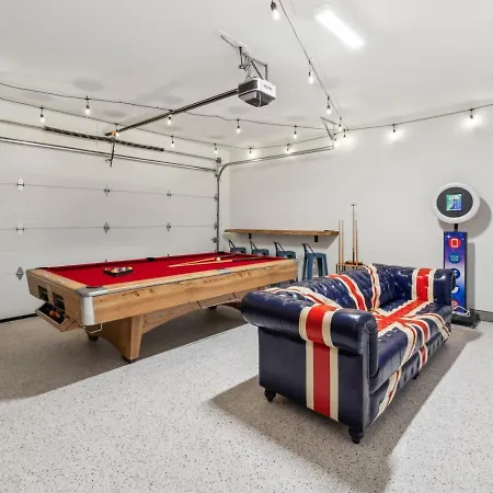 Downtown Hangout With Hot Tub Holiday home