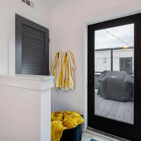 Elegant With Downtown Views Rooftop Hot Tub And Garage