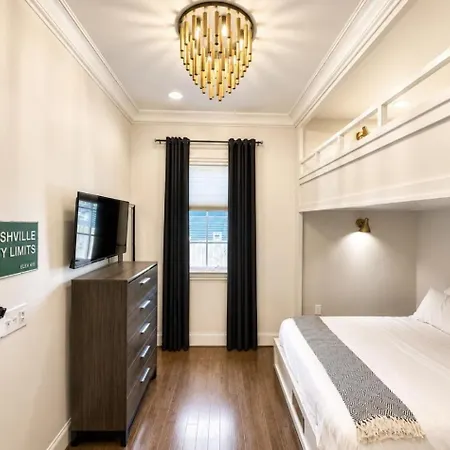 Amazing Group Townhouse 7 Min To Broadway Holiday home *