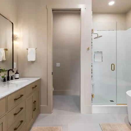 Holiday home 12 South With Rooftop Sauna, Wet Bar, And Two Car Garage *