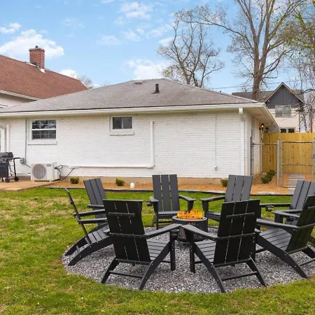 With Fenced In Yard And Firepit, Walk To Coffee And Food * Nashville