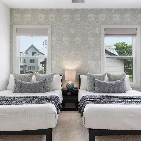 House With Rooftop Patio, Next To A Park, 3 Miles To Downtown Holiday home