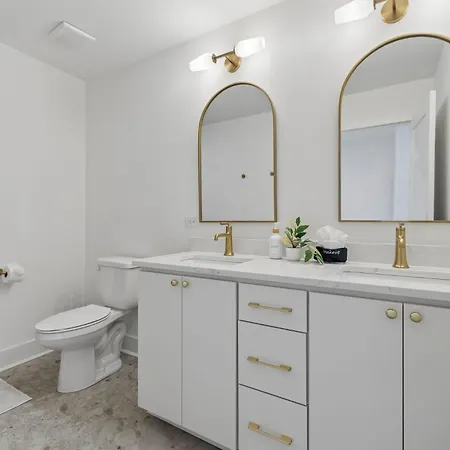 Fancy Townhouse With Rooftop Hot Tub & Fireplace Holiday home *