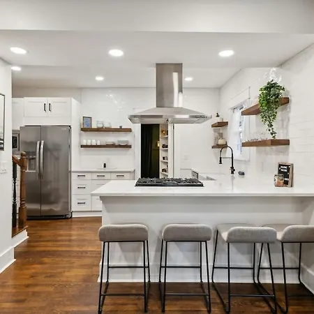 Speakeasy. East Nash. Hot Tub. Mins To Broadway Holiday home