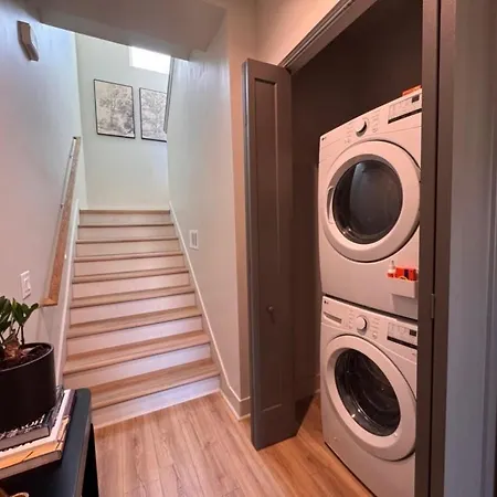 The Amenities | Heated Pool | 7 Mins-broadway Holiday home
