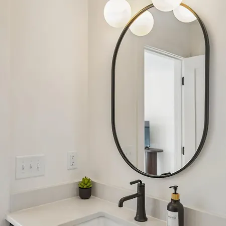 Contemporary Townhome Rooftop Hot Tub & Fireplace Holiday home Nashville