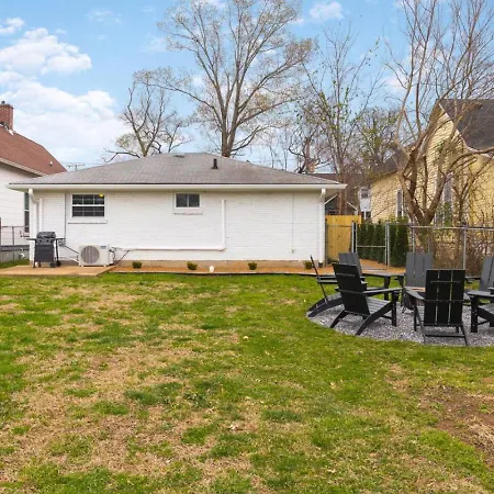 With Fenced In Yard And Firepit, Walk To Coffee And Food Holiday home *