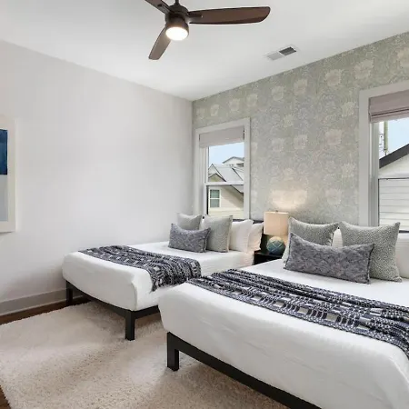 Holiday home House With Rooftop Patio, Next To A Park, 3 Miles To Downtown