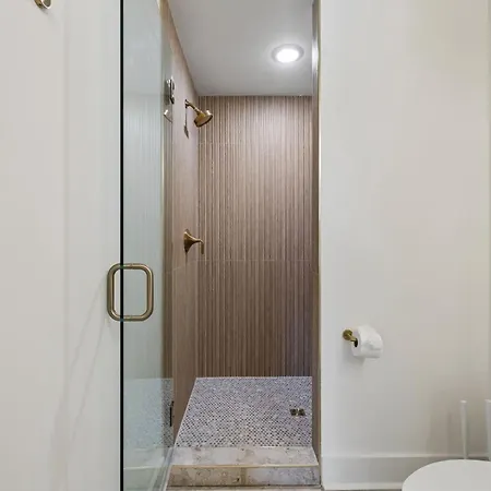 Fancy Townhouse With Rooftop Hot Tub & Fireplace Holiday home