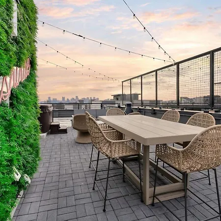 Elegant With Downtown Views Rooftop Hot Tub And Garage Holiday home Nashville