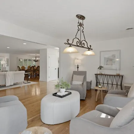 Unwind By The Fireplace In North Holiday home *