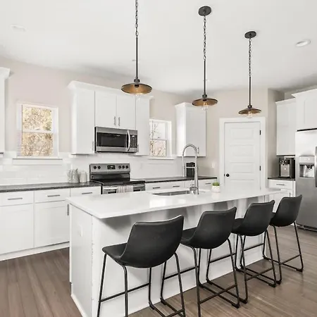Luxury Townhome Rooftop Deck Near Broadway *