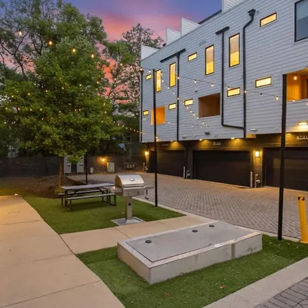 2 Units Sleeps 24 Nashville's Location Nashville