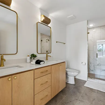 Fancy Townhouse With Rooftop Hot Tub & Fireplace Holiday home Nashville