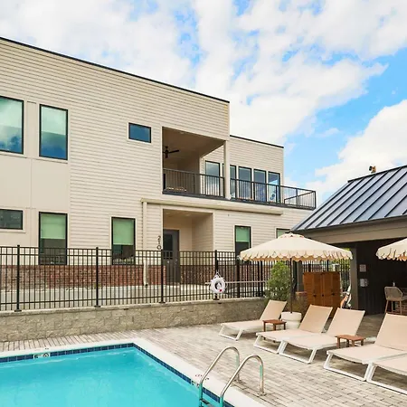 The Amenities | Heated Pool | 7 Mins-broadway Holiday home