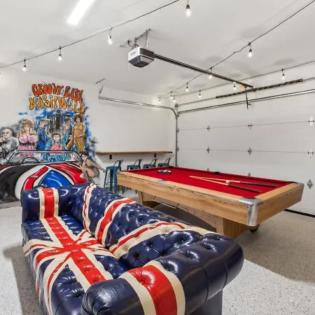 Downtown Hangout With Hot Tub Holiday home