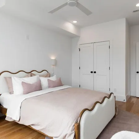 Holiday home 12 South With Rooftop Sauna, Wet Bar, And Two Car Garage