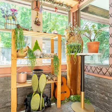 The Magic Cottage- Artsy Escape With Hot Tub & Charm Holiday home Nashville