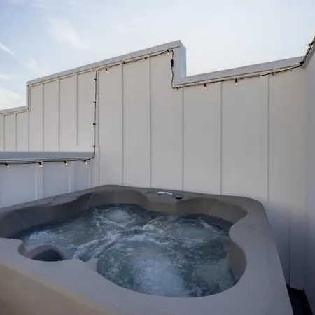 Wildflower - Rooftop Hot Tub - Game