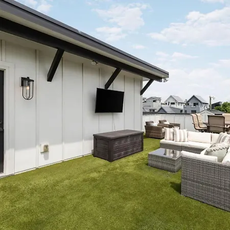 Holiday home House With Rooftop Patio, Next To A Park, 3 Miles To Downtown
