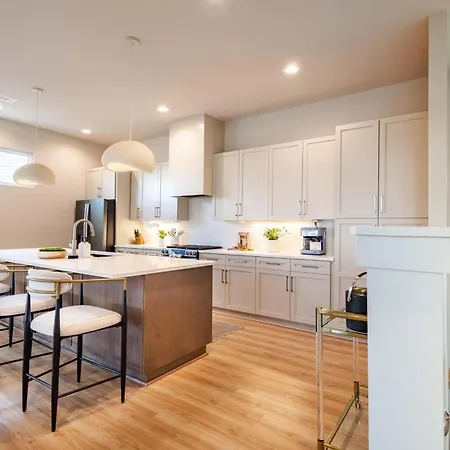 Heated Pool + Hot Tub + Sauna • 7 Min To Broadway Holiday home Nashville