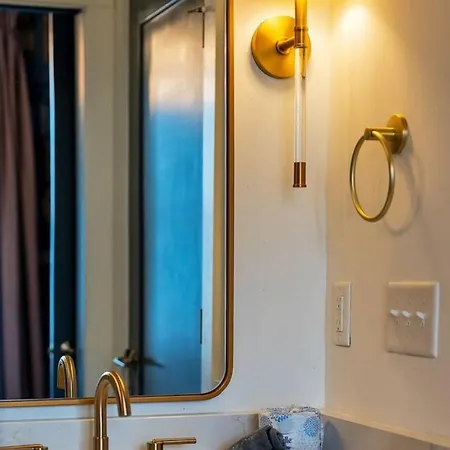 Elegant With Downtown Views Rooftop Hot Tub And Garage Holiday home *