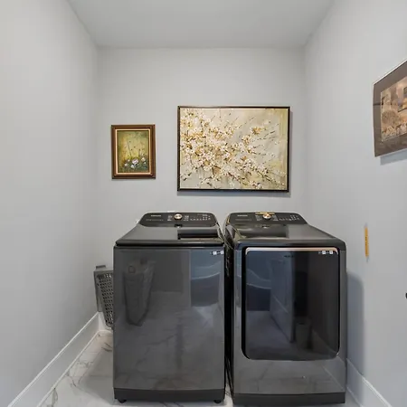 In Style Spacious Nash Near Broadway Holiday home