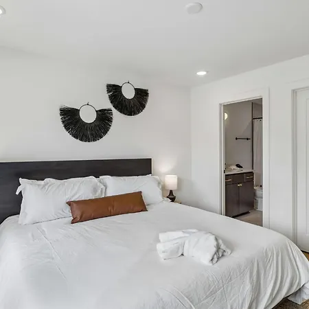Holiday home Contemporary Townhome Rooftop Hot Tub & Fireplace *