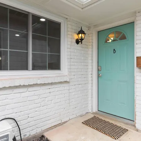 Holiday home With Fenced In Yard And Firepit, Walk To Coffee And Food