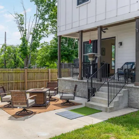 House With Rooftop Patio, Next To A Park, 3 Miles To Downtown Holiday home Nashville