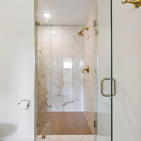 Fancy Townhouse With Rooftop Hot Tub & Fireplace Holiday home