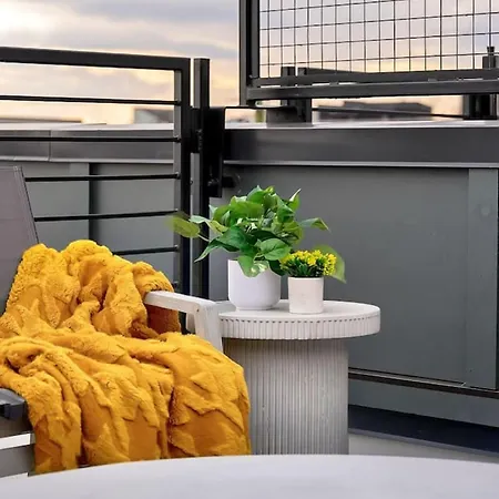 Holiday home Elegant With Downtown Views Rooftop Hot Tub And Garage