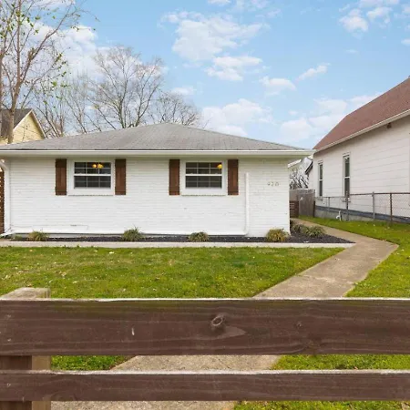 With Fenced In Yard And Firepit, Walk To Coffee And Food * Nashville