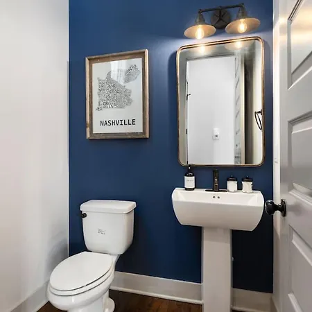 House With Rooftop Patio, Next To A Park, 3 Miles To Downtown Holiday home *