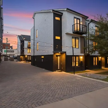 2 Units Sleeps 24 Nashville's Location Holiday home Nashville