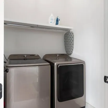 House With Rooftop Patio, Next To A Park, 3 Miles To Downtown Holiday home *