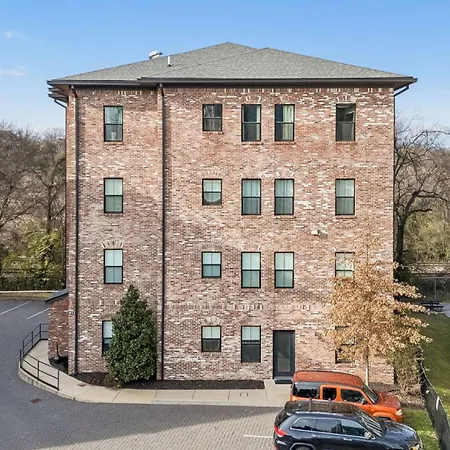 Luxury 2br Midtown Near Broadway & Pool