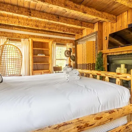 The Magic Cottage- Artsy Escape With Hot Tub & Charm Holiday home Nashville