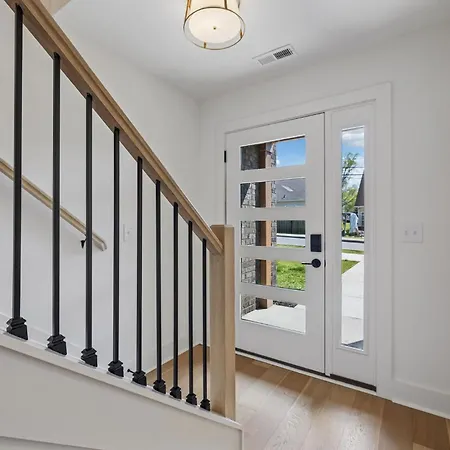 Fancy Townhouse With Rooftop Hot Tub & Fireplace Nashville